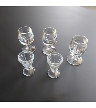 5 VERRES A LIQUEUR 2 FORMES