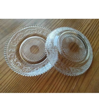 2 PETITES ASSIETTES EN VERRE 